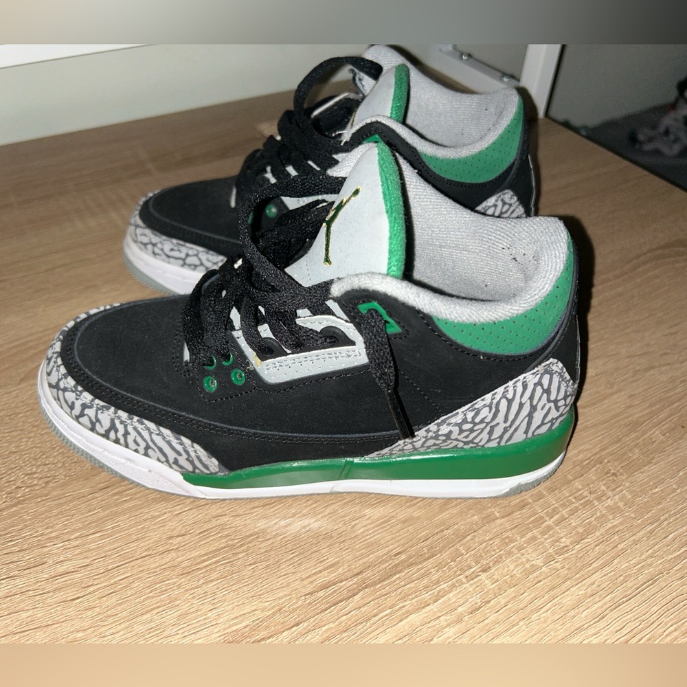 Air Jordan 3 Pine Green Size 4.5.